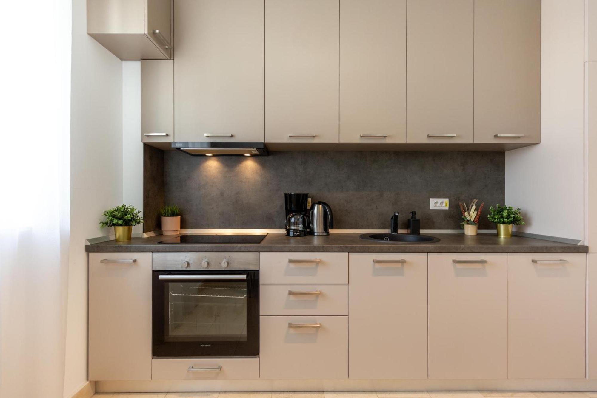 Apartment Ultimate Living Experience - Modern & Free Parking Near Romexpo