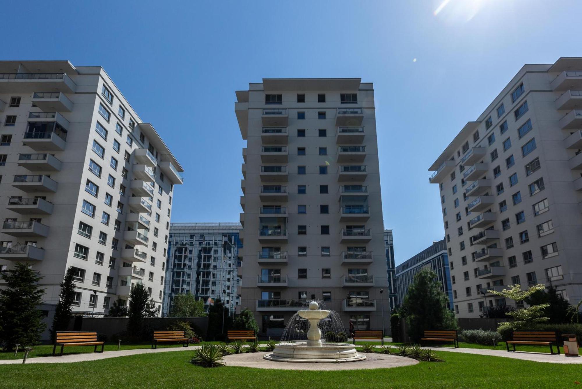 Apartment Ultimate Living Experience - Modern & Free Parking Near Romexpo *