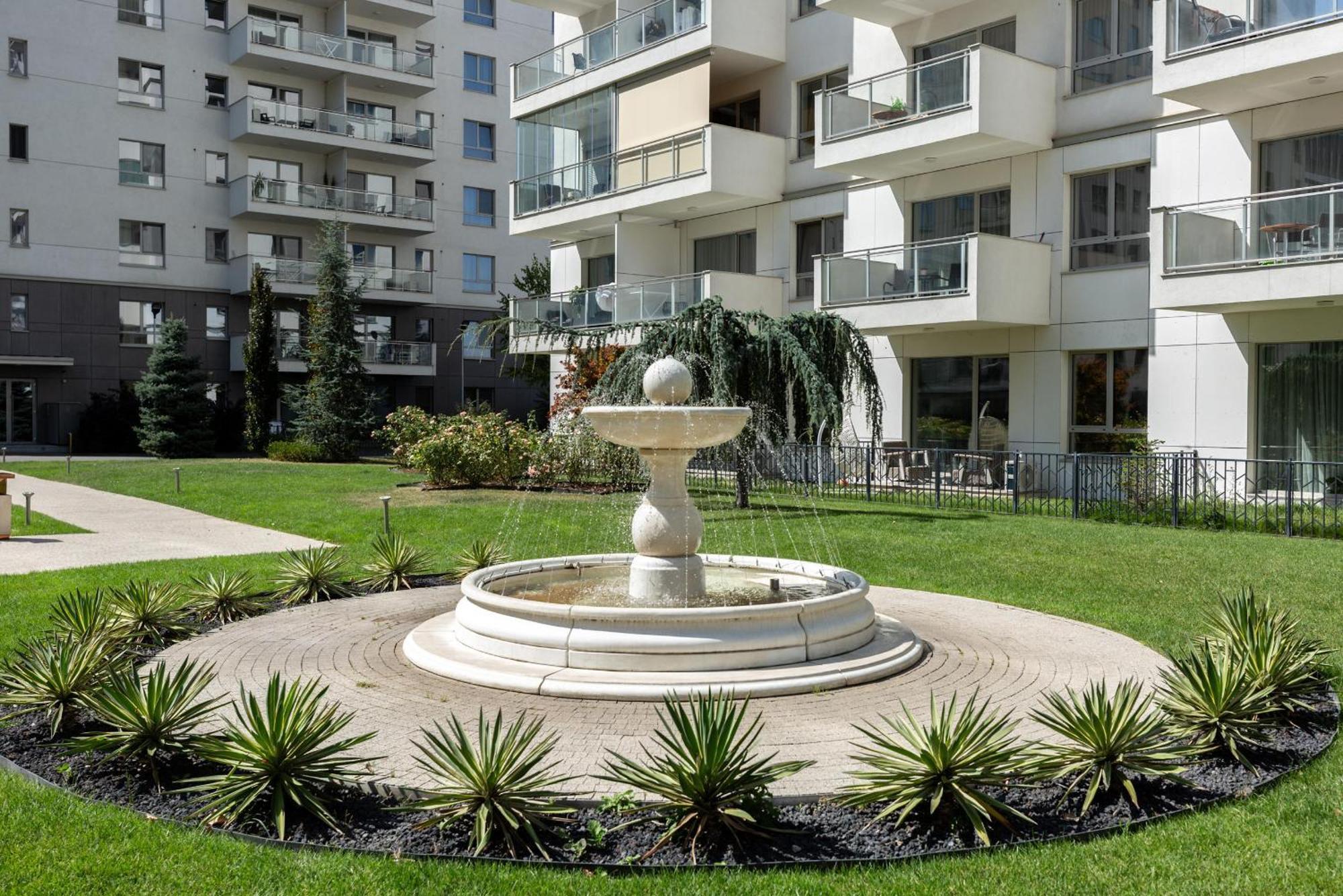 Apartment Ultimate Living Experience - Modern & Free Parking Near Romexpo Bucharest