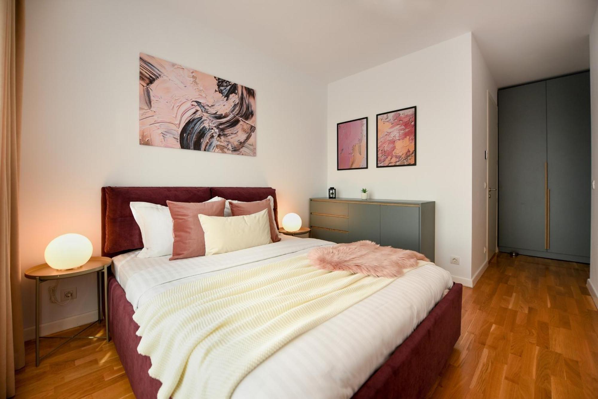 Apartment Ultimate Living Experience - Modern & Free Parking Near Romexpo Bucharest