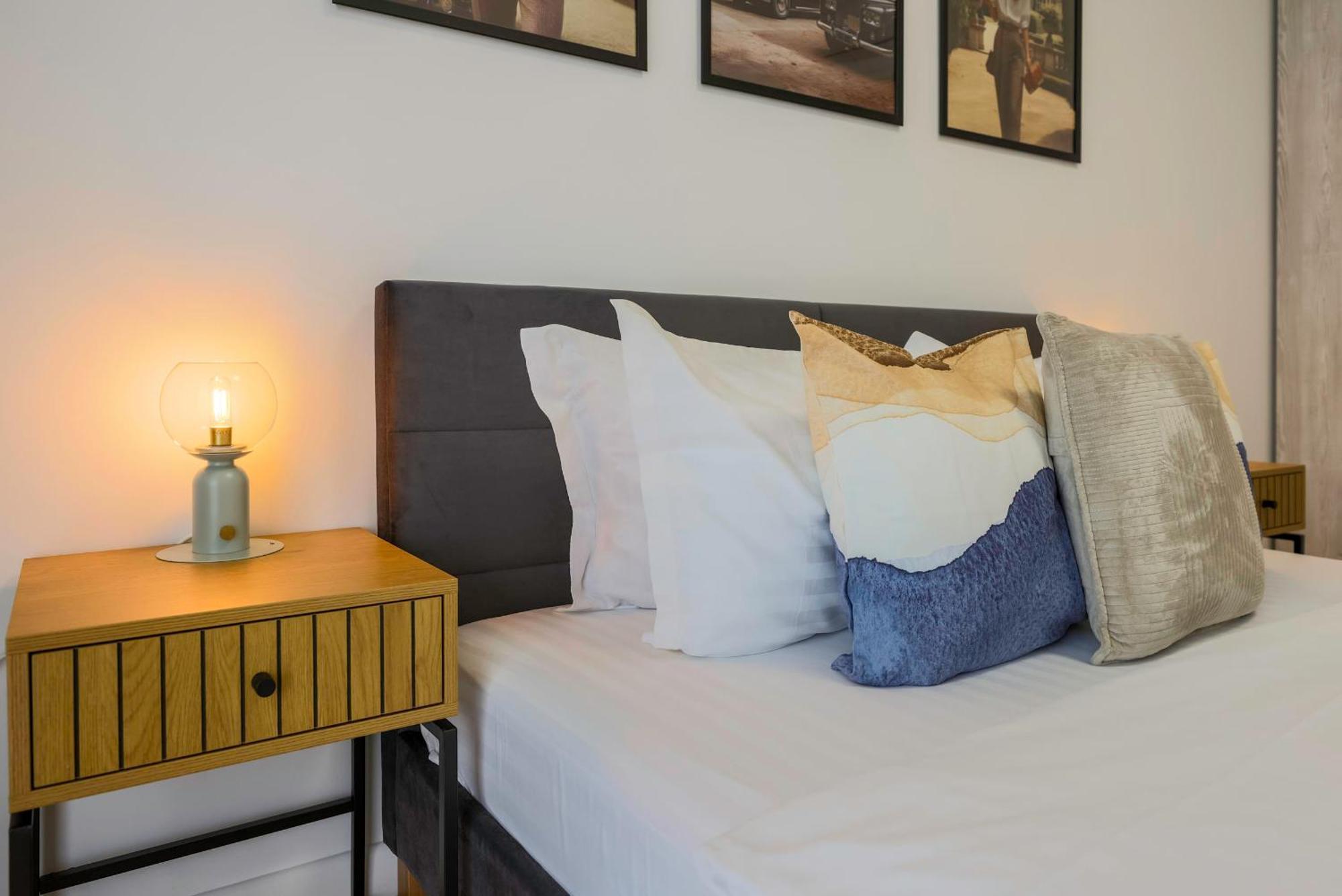 Apartment Ultimate Living Experience - Modern & Free Parking Near Romexpo *