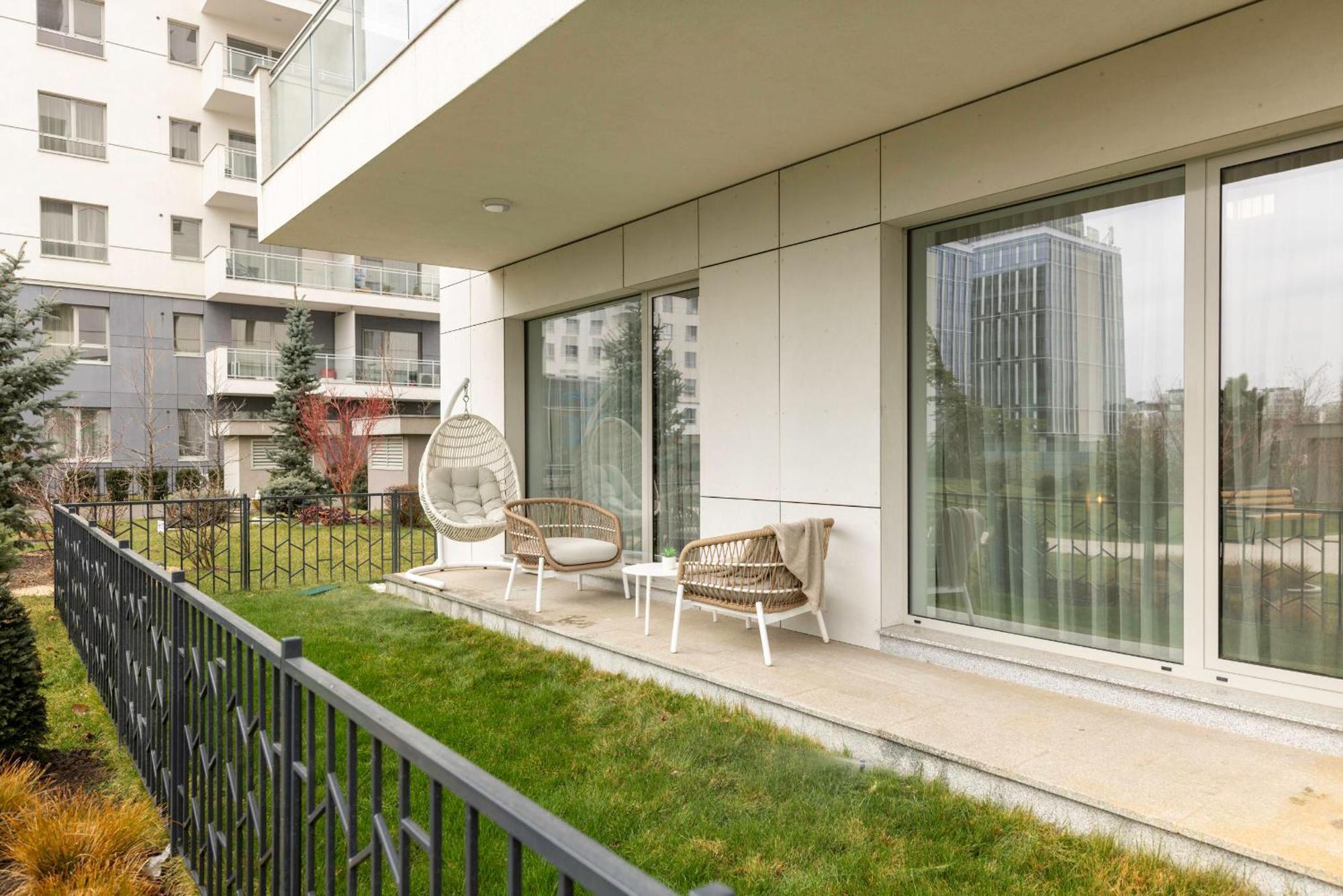 Ultimate Living Experience - Modern & Free Parking Near Romexpo Apartment *