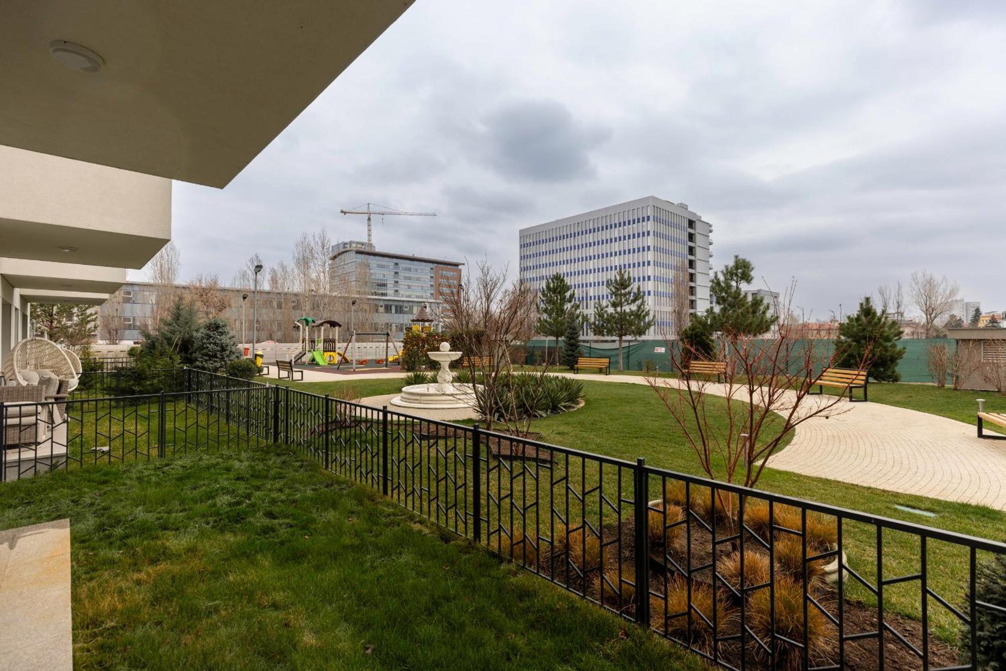 Ultimate Living Experience - Modern & Free Parking Near Romexpo Apartment