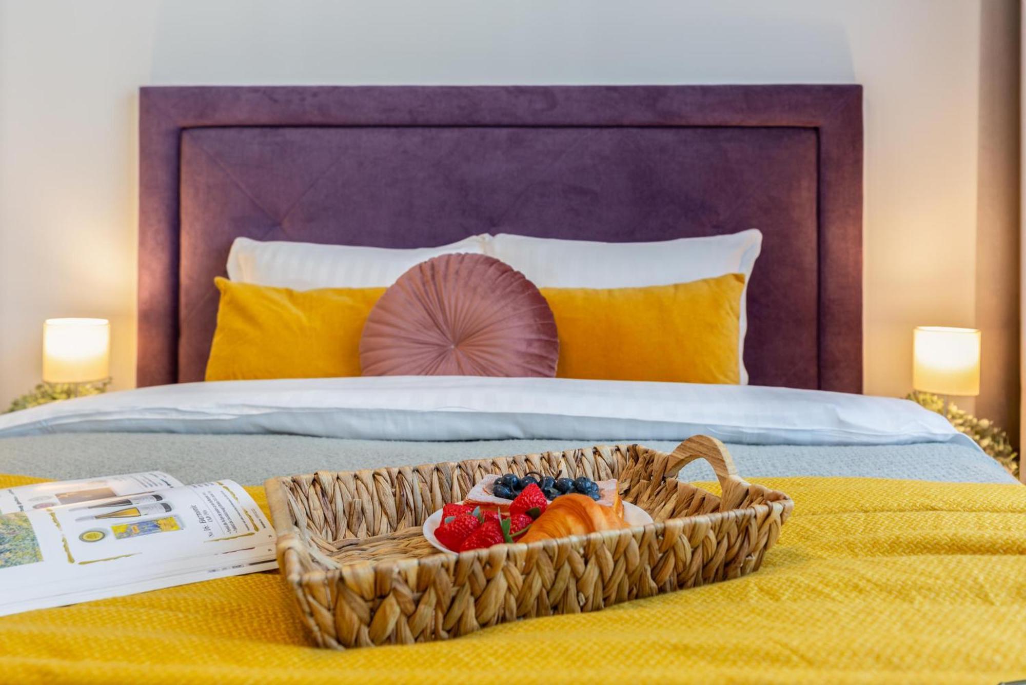 Apartment Ultimate Living Experience - Modern & Free Parking Near Romexpo *