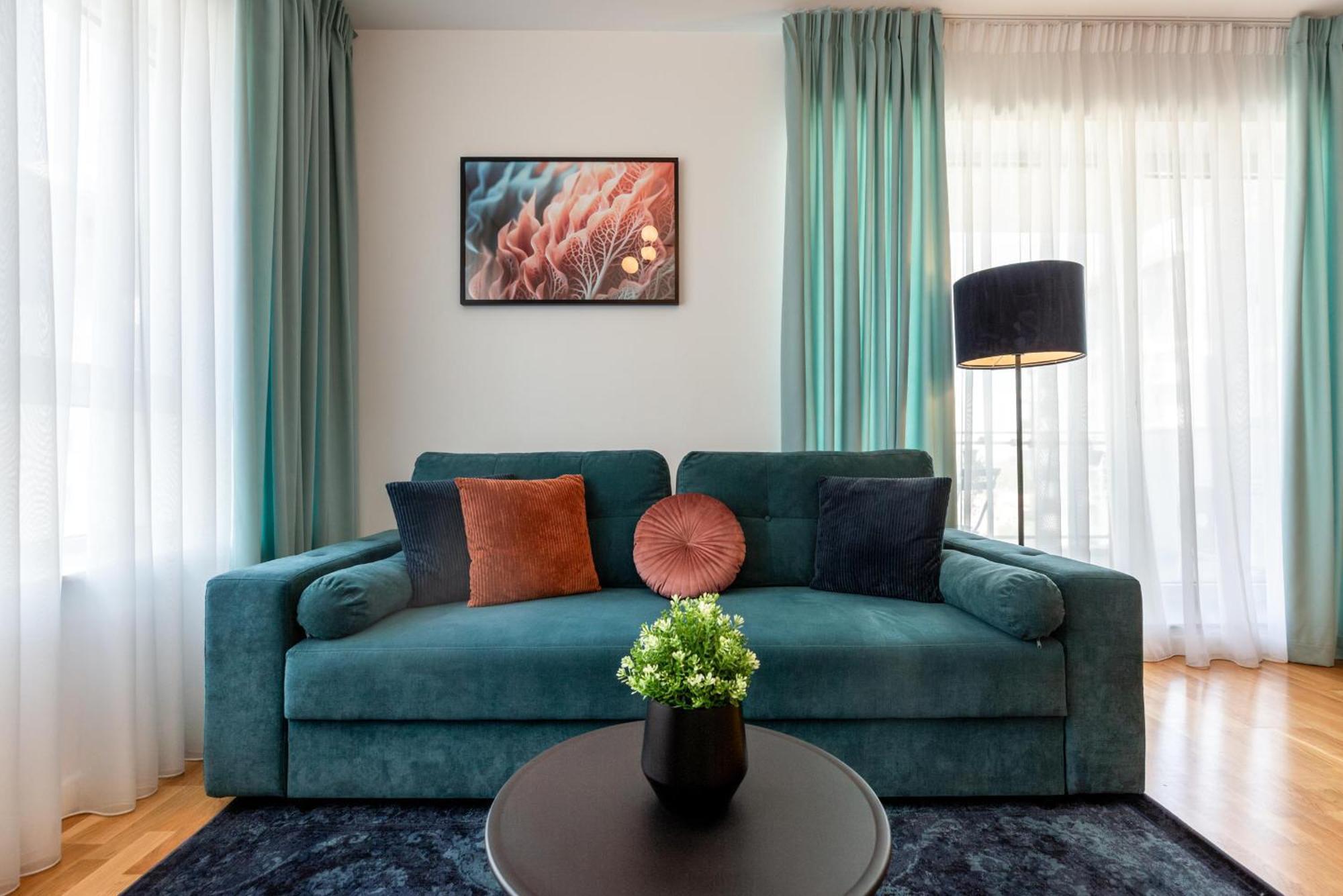 Ultimate Living Experience - Modern & Free Parking Near Romexpo