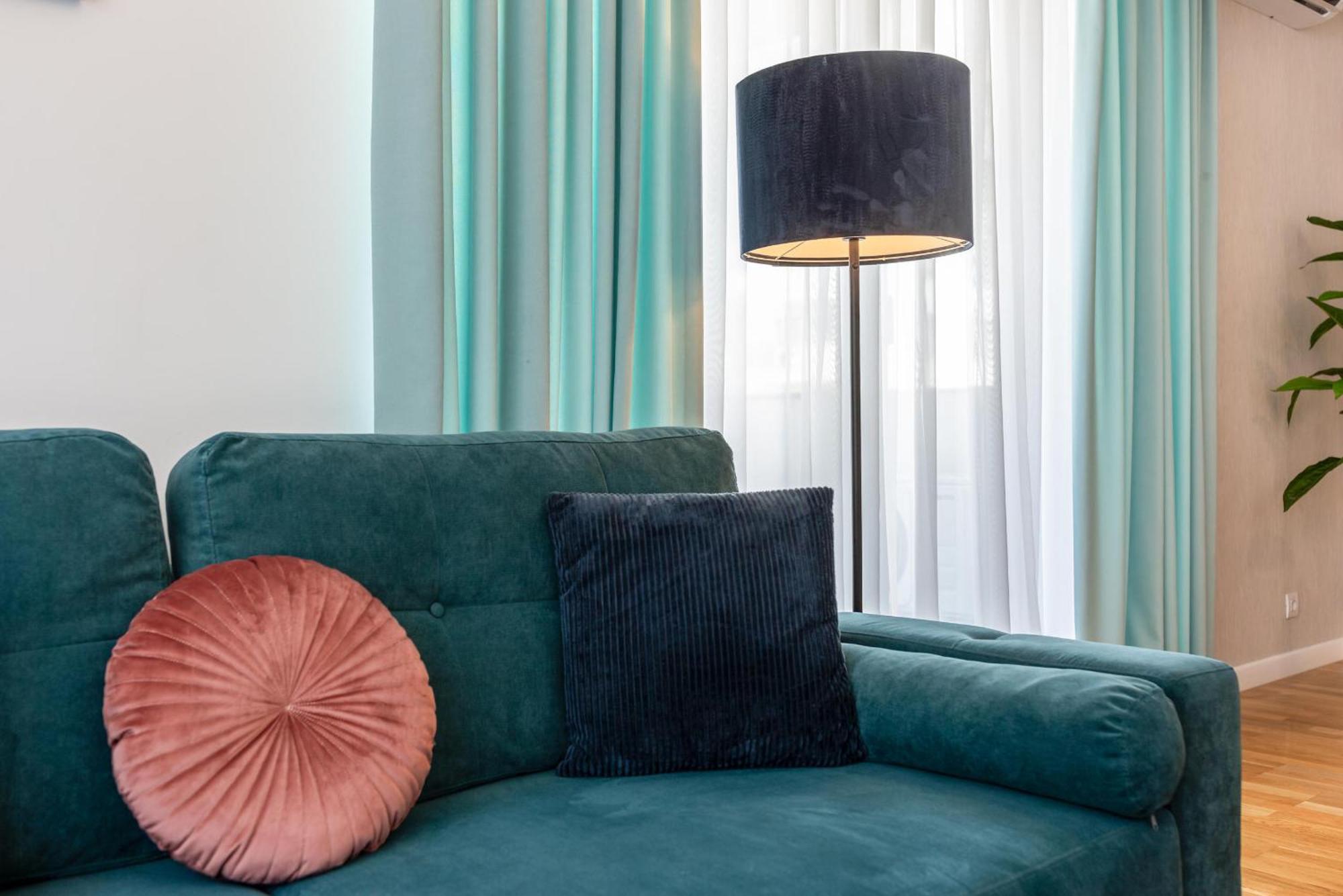 Ultimate Living Experience - Modern & Free Parking Near Romexpo Apartment