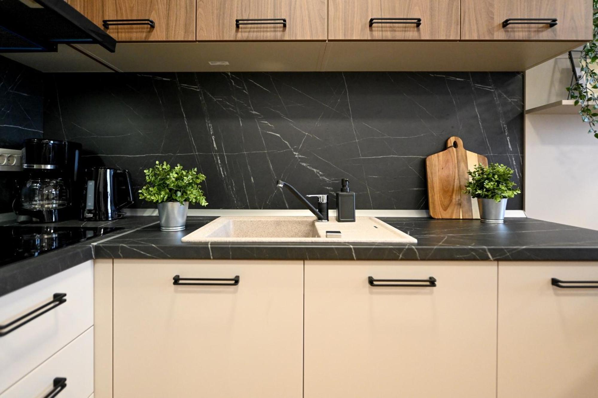 Apartment Ultimate Living Experience - Modern & Free Parking Near Romexpo