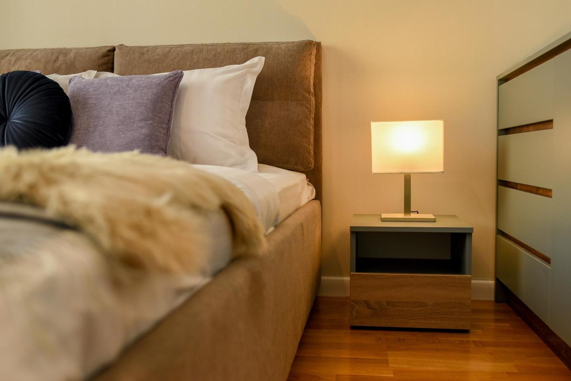 Ultimate Living Experience - Modern & Free Parking Near Romexpo Apartment *