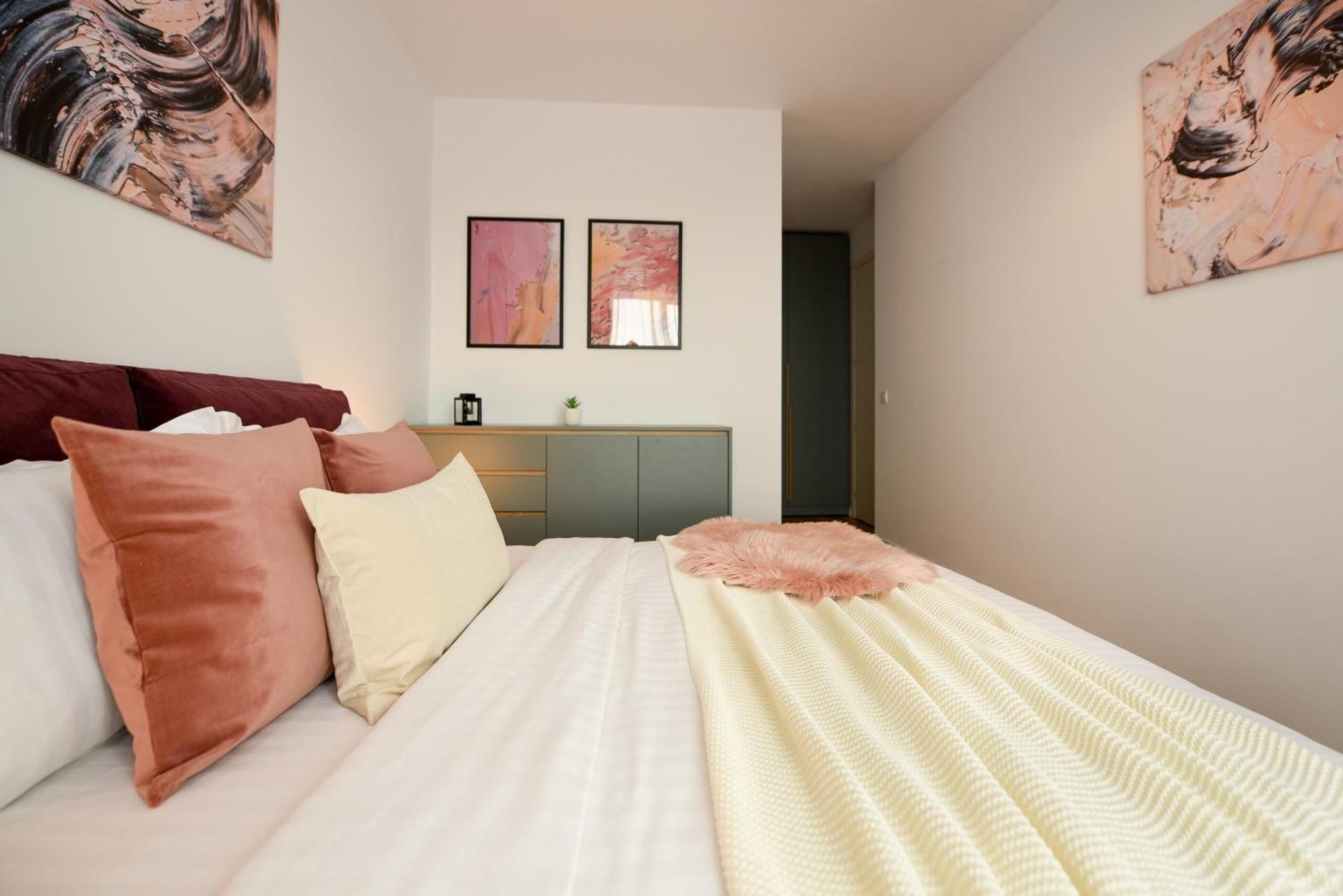 Ultimate Living Experience - Modern & Free Parking Near Romexpo *