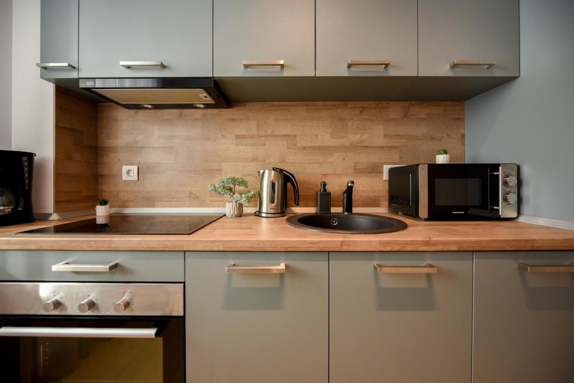 Ultimate Living Experience - Modern & Free Parking Near Romexpo Apartment *