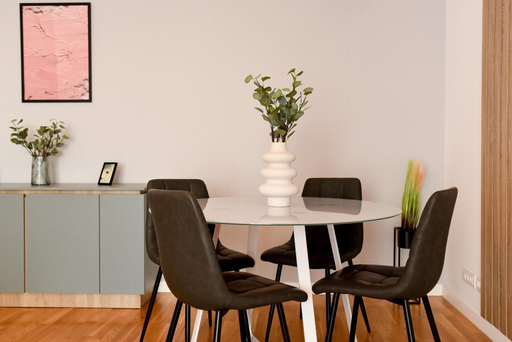 Ultimate Living Experience - Modern & Free Parking Near Romexpo