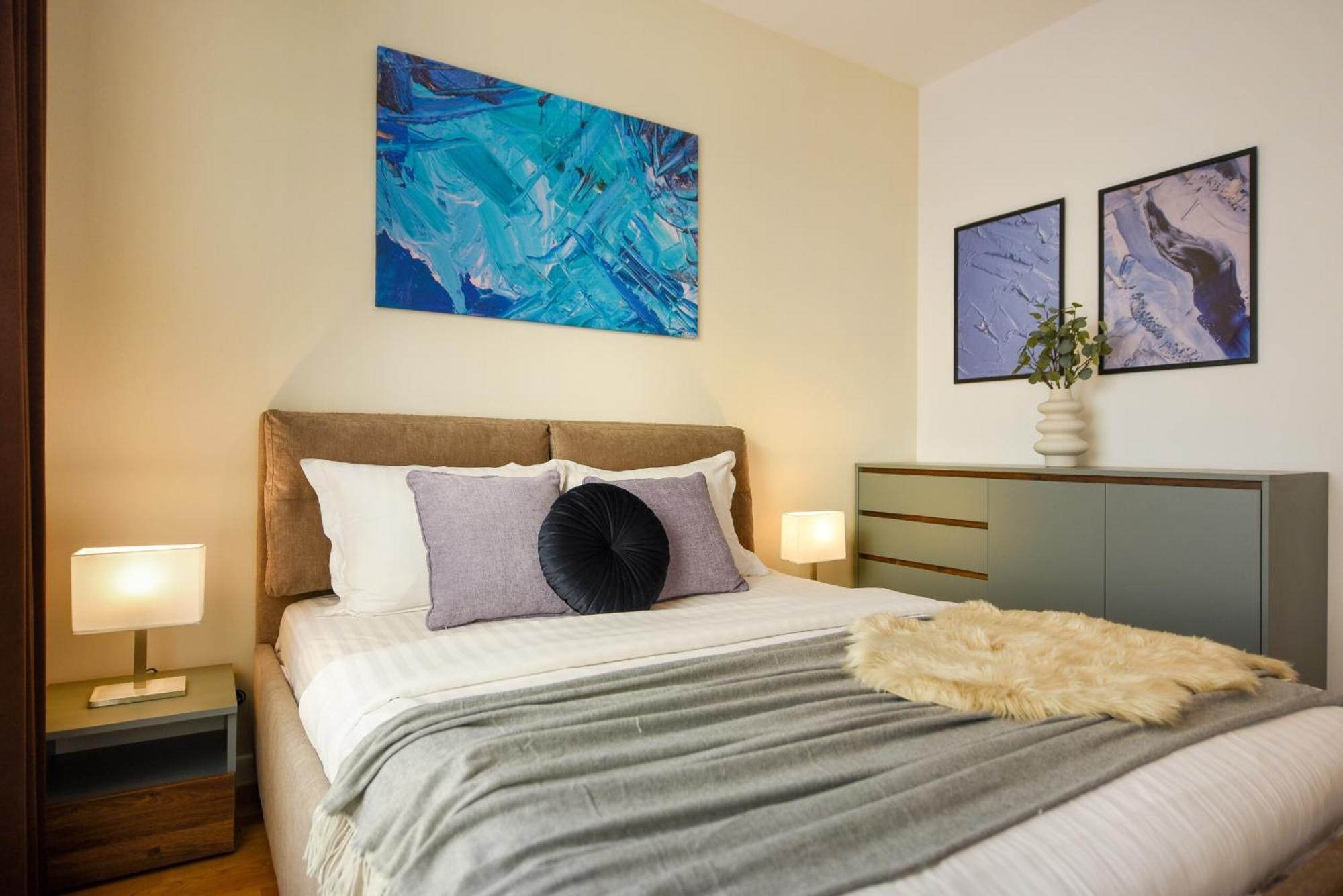 Ultimate Living Experience - Modern & Free Parking Near Romexpo Apartment
