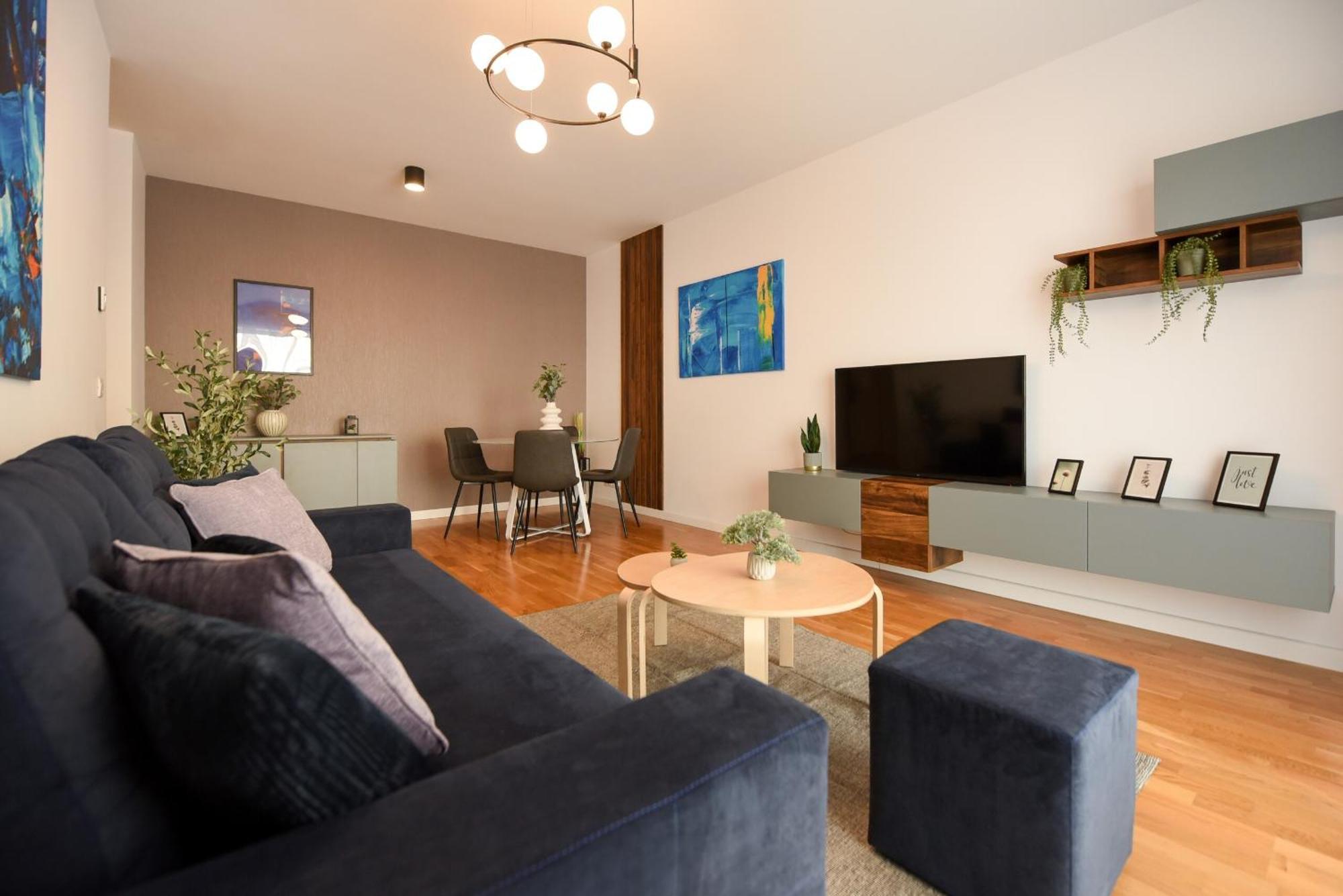 Ultimate Living Experience - Modern & Free Parking Near Romexpo Apartment *