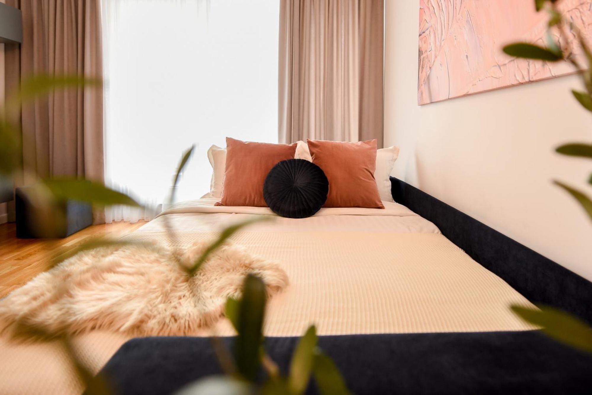 Apartment Ultimate Living Experience - Modern & Free Parking Near Romexpo *