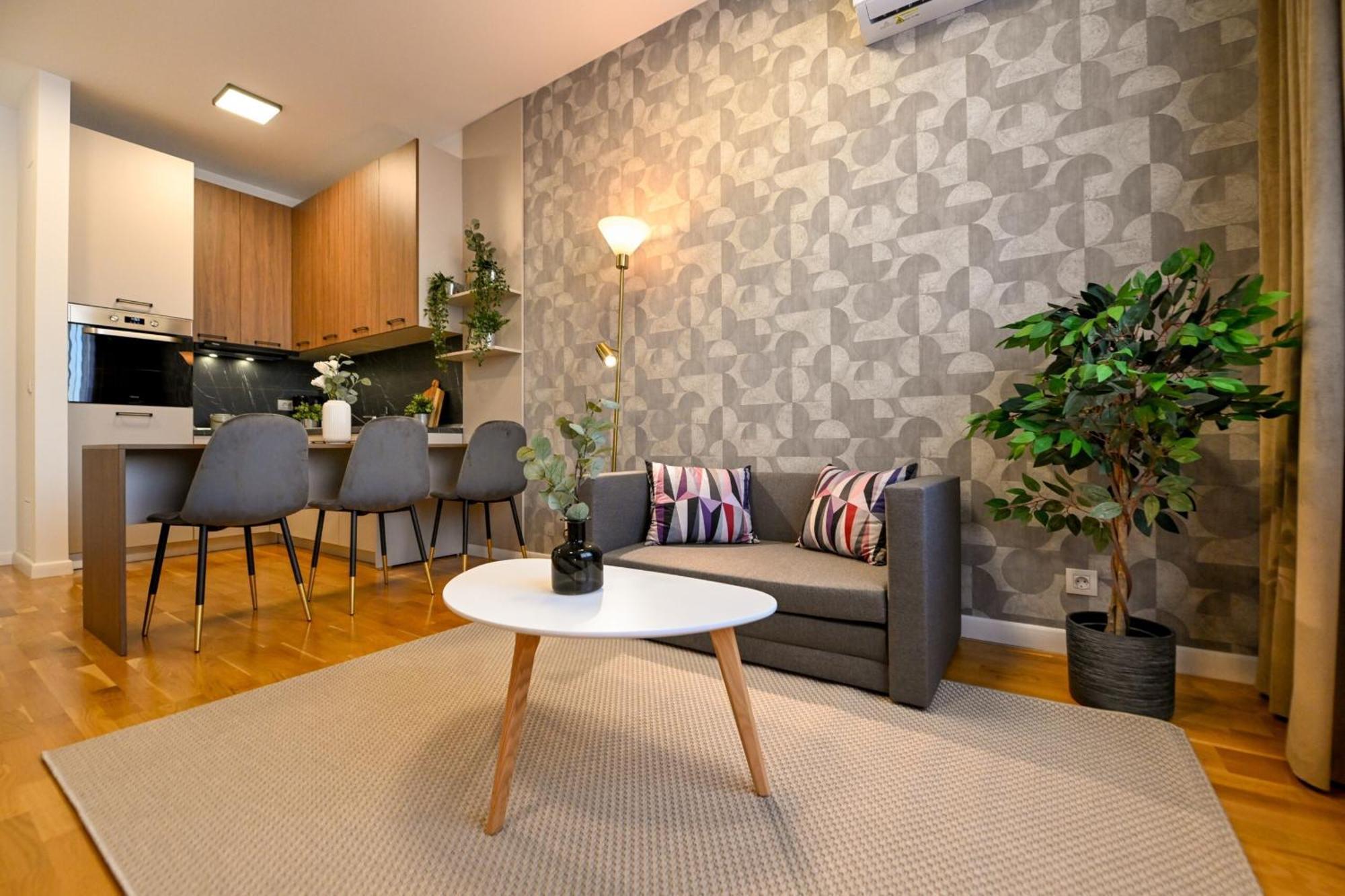Ultimate Living Experience - Modern & Free Parking Near Romexpo