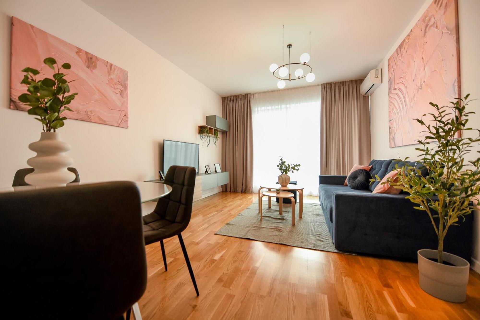 Ultimate Living Experience - Modern & Free Parking Near Romexpo Apartment