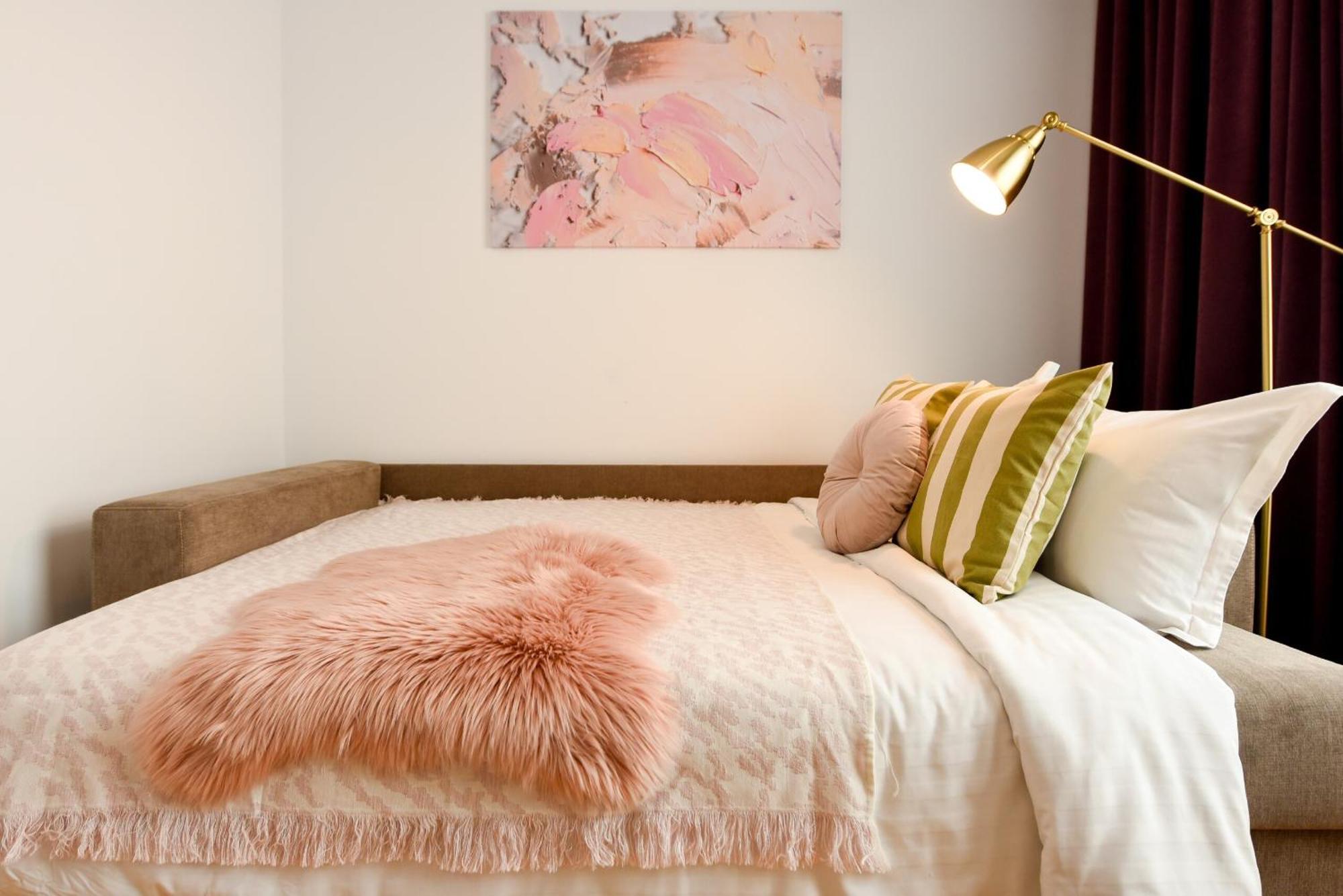 Apartment Ultimate Living Experience - Modern & Free Parking Near Romexpo