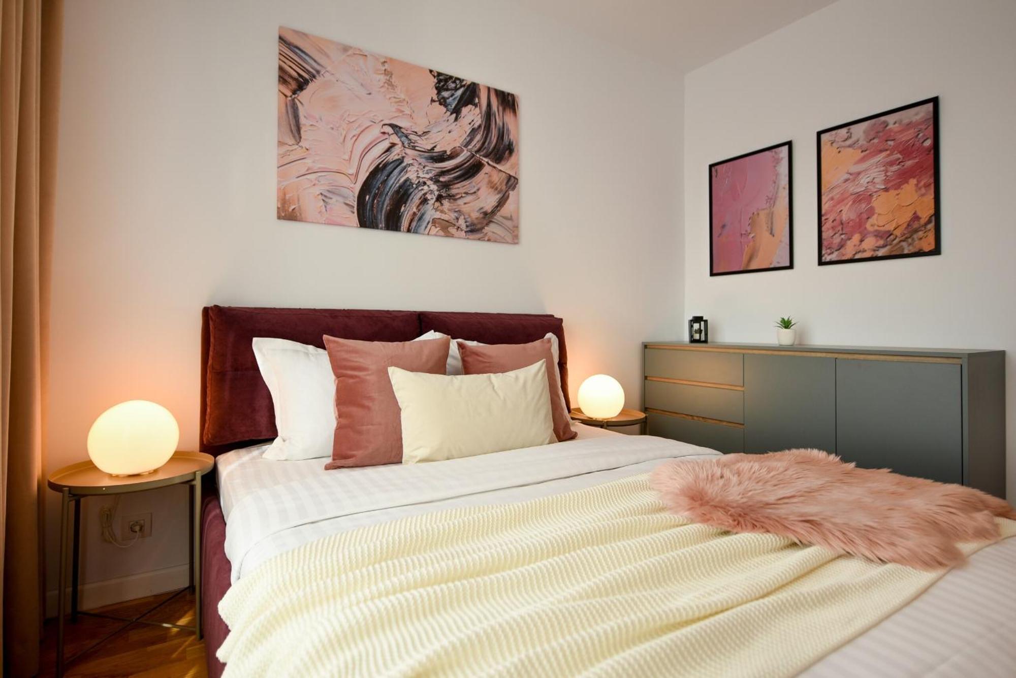 Ultimate Living Experience - Modern & Free Parking Near Romexpo