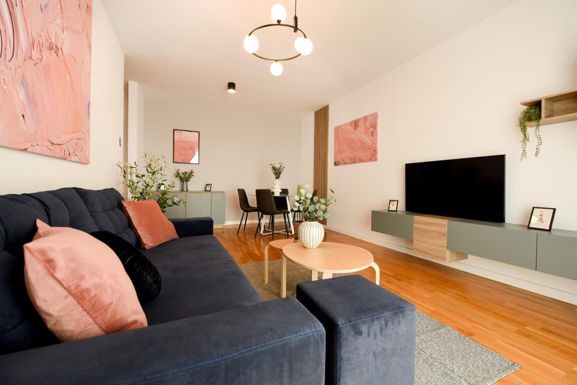 Ultimate Living Experience - Modern & Free Parking Near Romexpo Apartment *