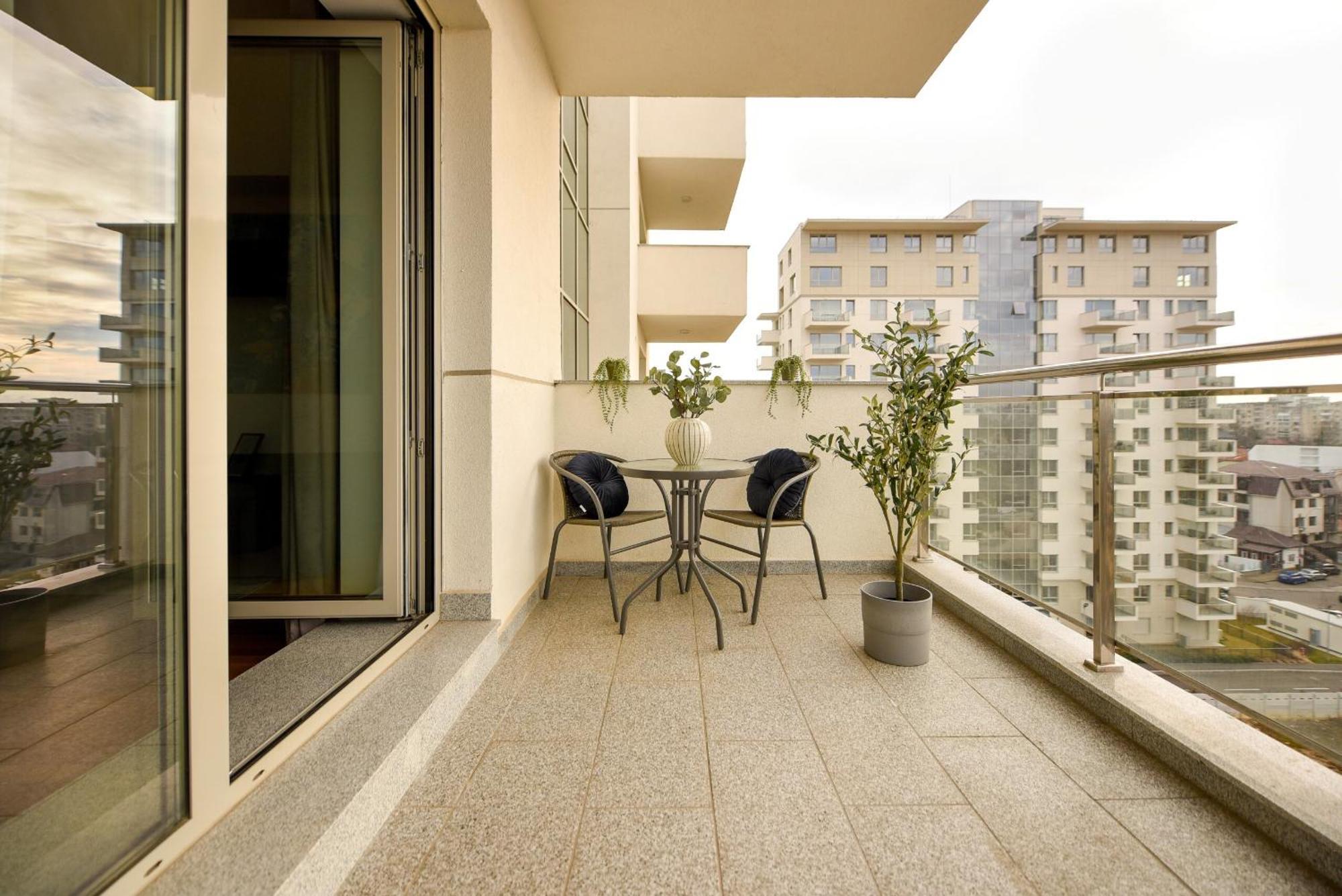 Ultimate Living Experience - Modern & Free Parking Near Romexpo Apartment