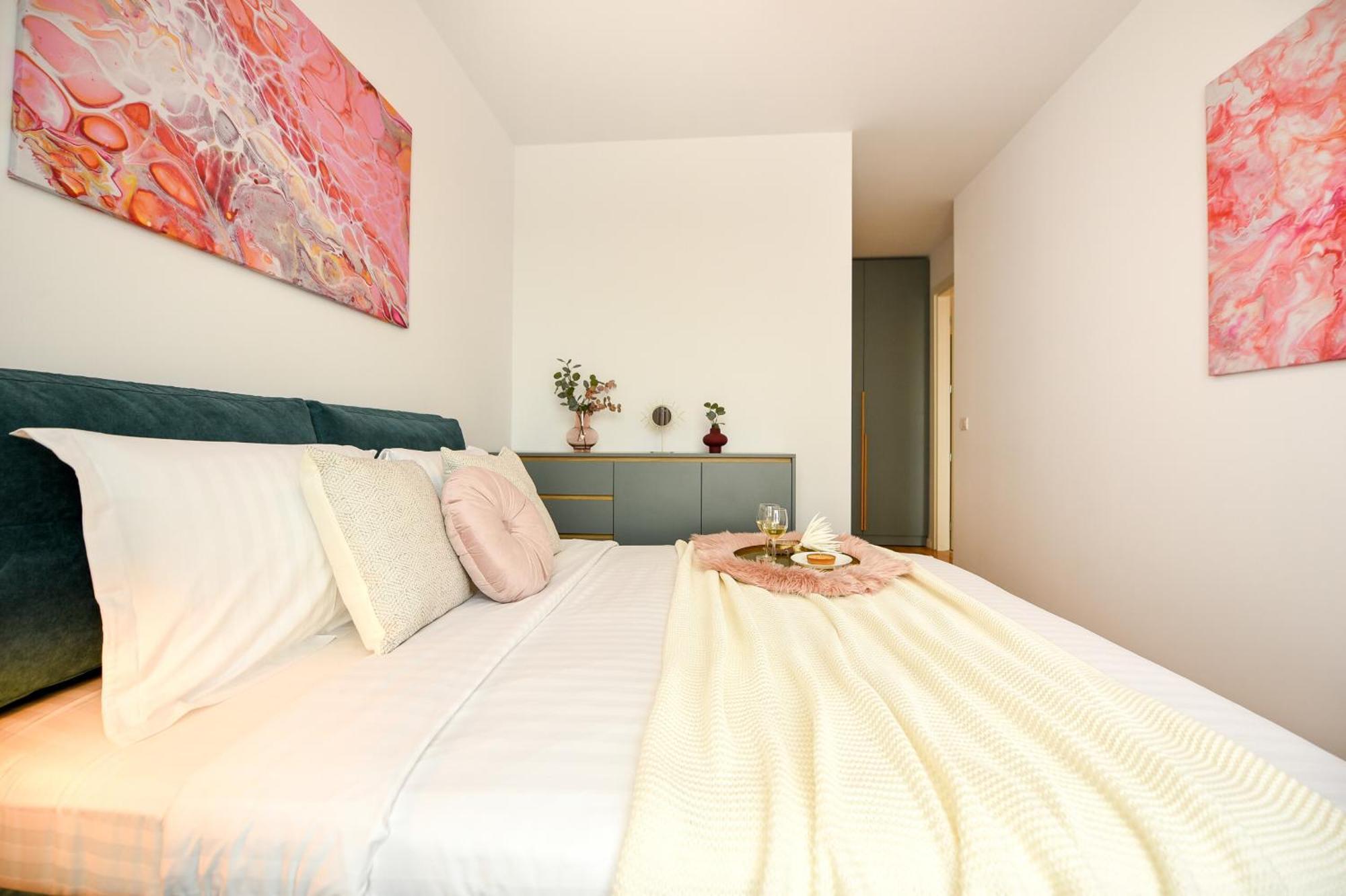Apartment Ultimate Living Experience - Modern & Free Parking Near Romexpo *