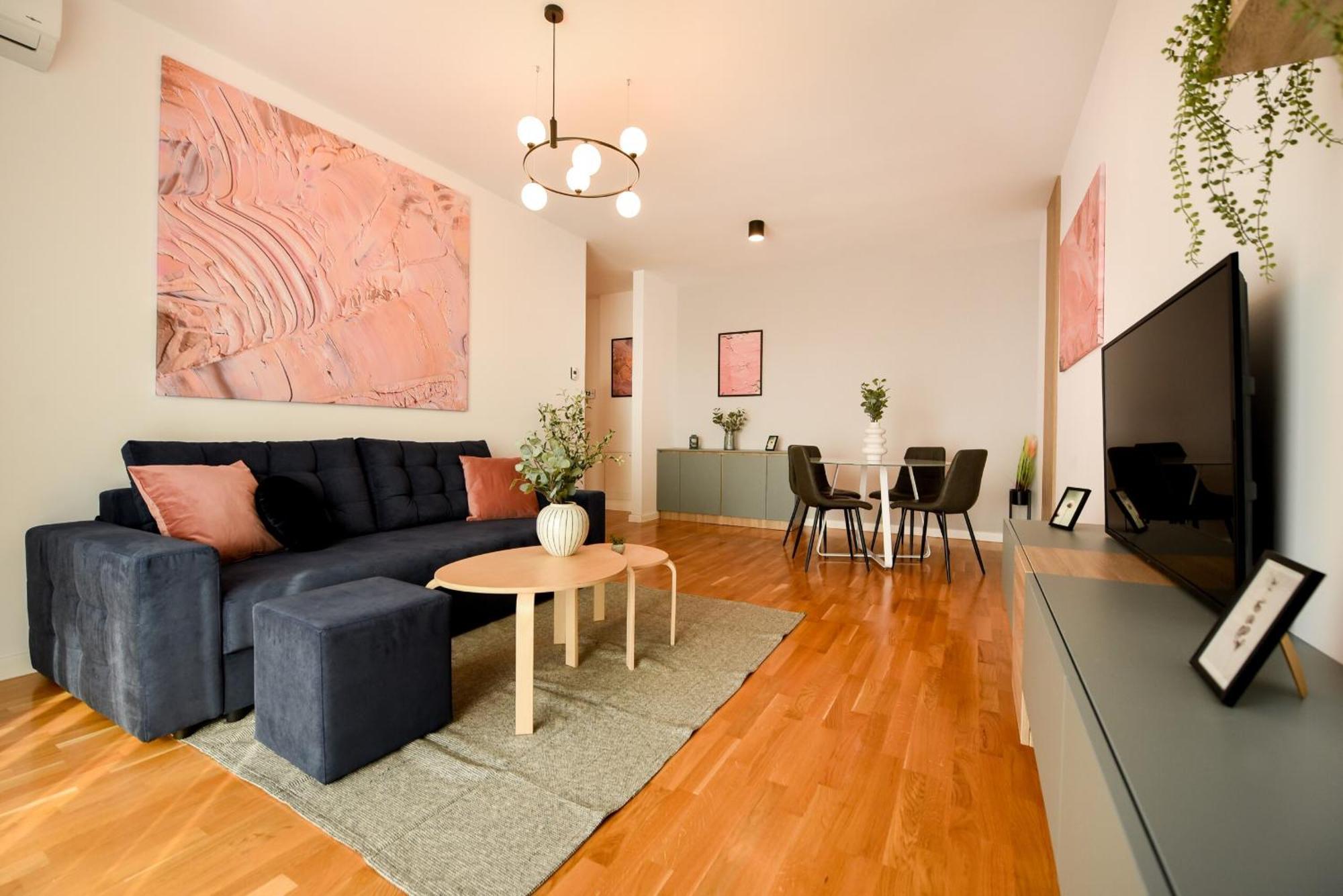Ultimate Living Experience - Modern & Free Parking Near Romexpo