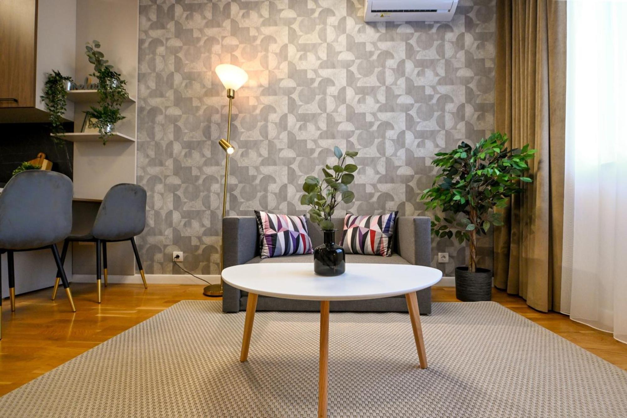 Ultimate Living Experience - Modern & Free Parking Near Romexpo Apartment