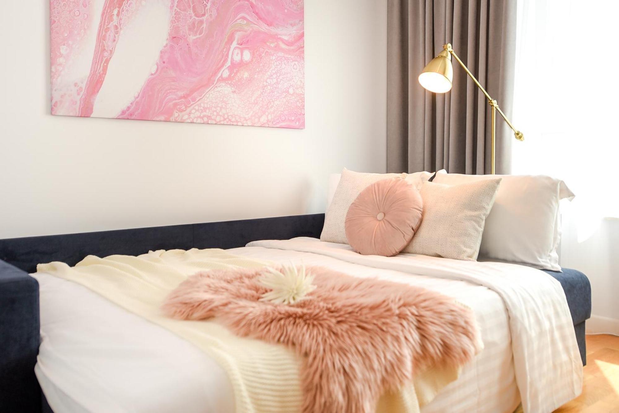 Ultimate Living Experience - Modern & Free Parking Near Romexpo *