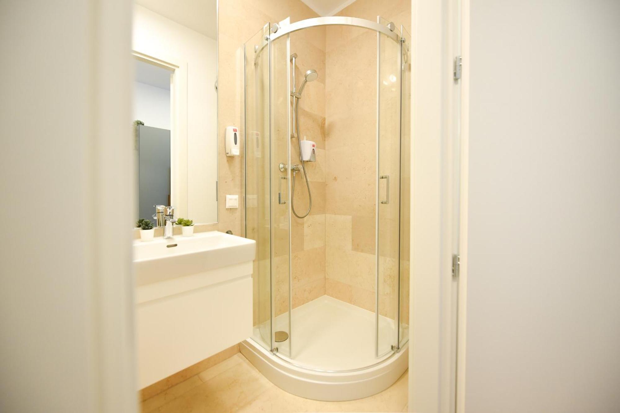 Ultimate Living Experience - Modern & Free Parking Near Romexpo Apartment