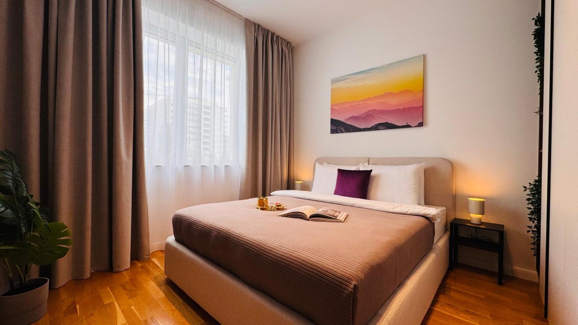 Apartment Ultimate Living Experience - Modern & Free Parking Near Romexpo *
