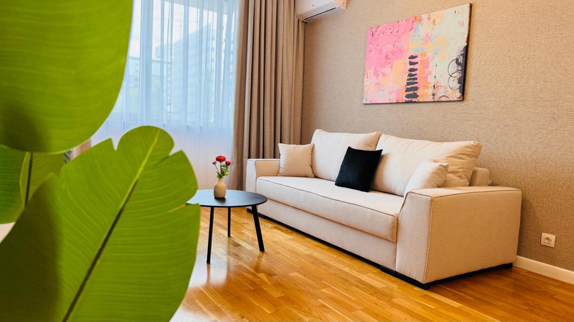 Ultimate Living Experience - Modern & Free Parking Near Romexpo Apartment *