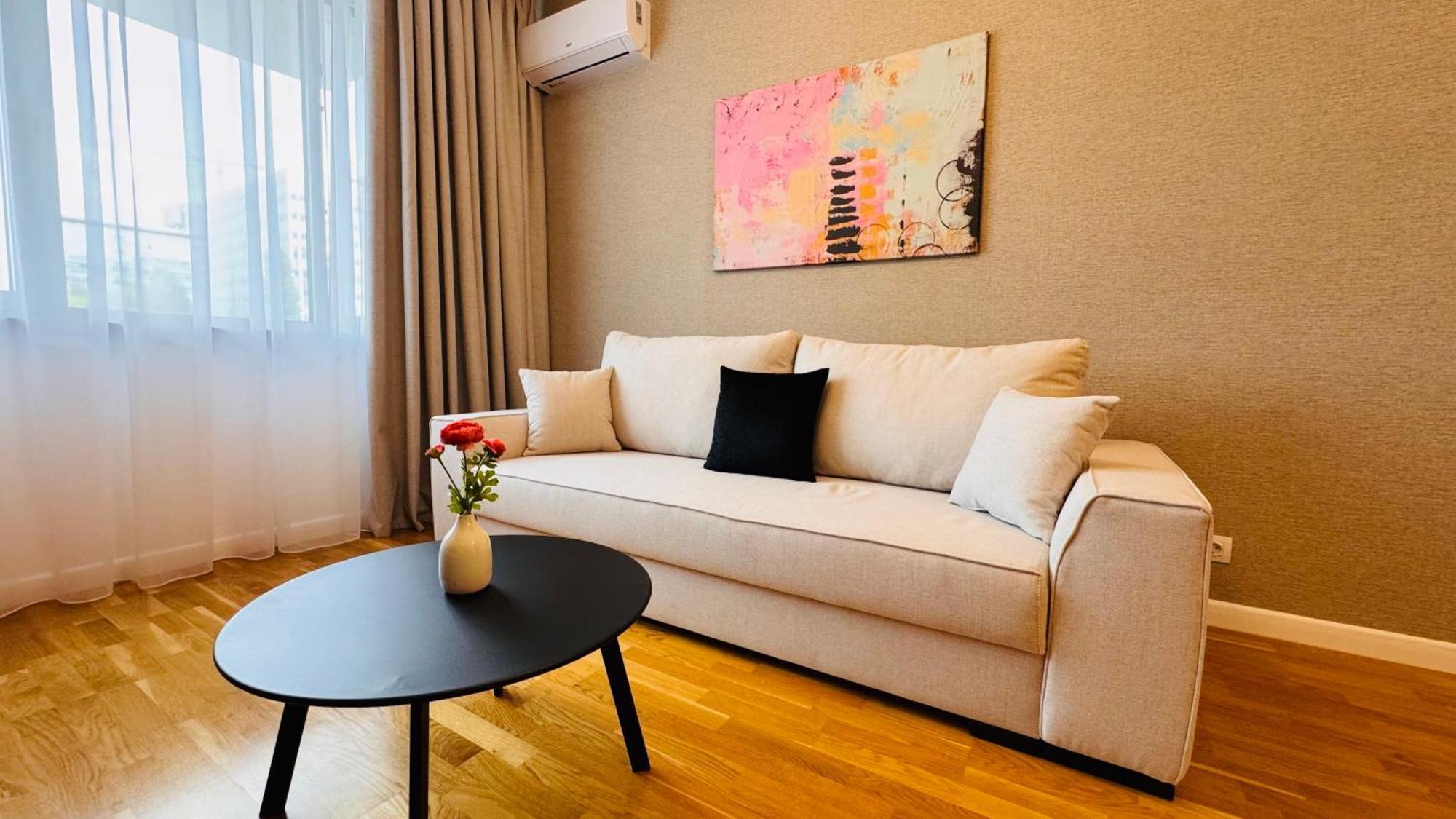 Ultimate Living Experience - Modern & Free Parking Near Romexpo Apartment