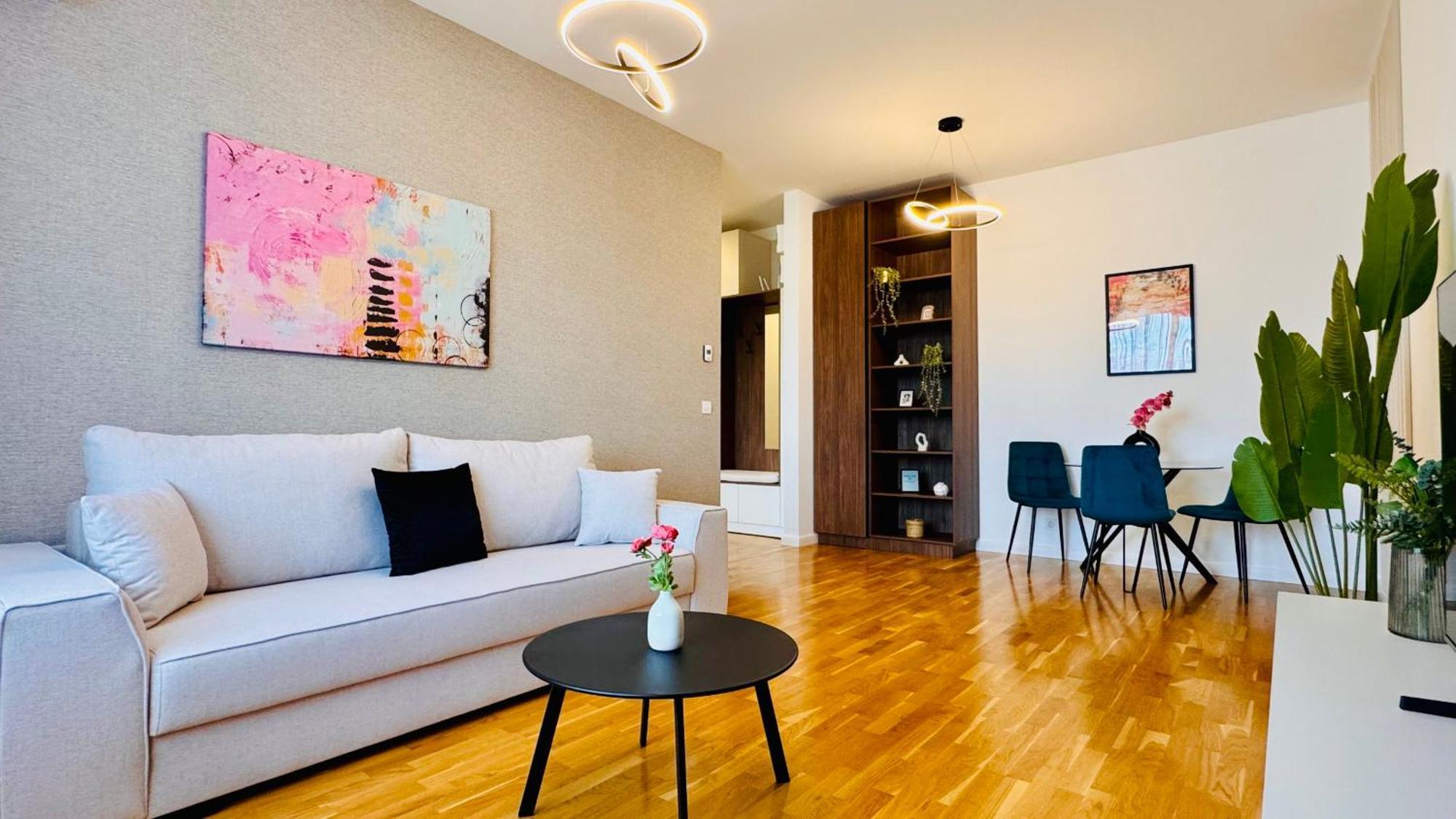 Apartment Ultimate Living Experience - Modern & Free Parking Near Romexpo *