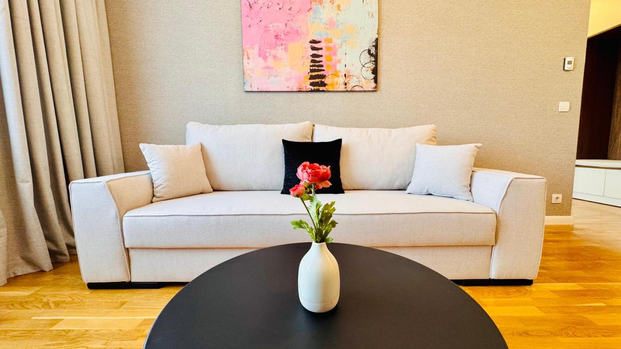 Apartment Ultimate Living Experience - Modern & Free Parking Near Romexpo Bucharest